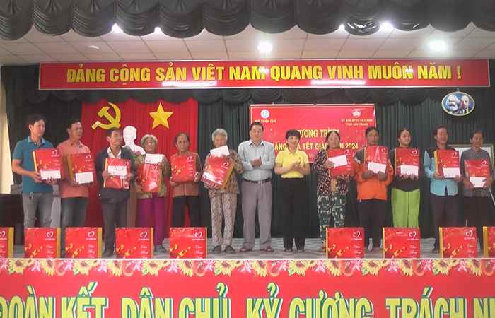 Thạnh Trị: Uỷ ban MTTQ Việt Nam tặng quà Tết cho hộ nghèo